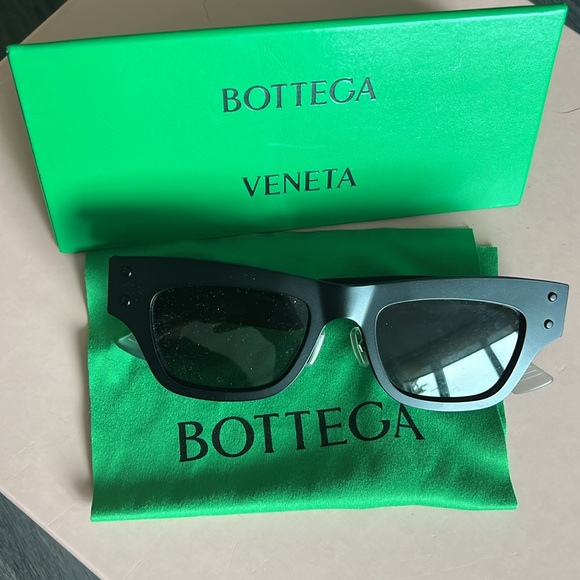 Bottega Veneta Oversized Sunglasses - Black & Silver (Unisex) - Picture 2 of 6